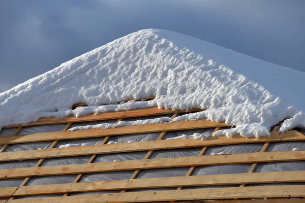 Neige Sur Surface Toit Bois Construction Par Temps Ensoleillé — Photo