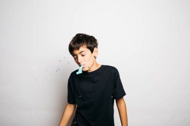 Havaya konfeti atan on yaşındaki bir çocuğun portresi.