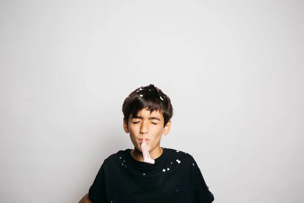 Retrato Menino Dez Anos Jogando Confete Para — Fotografia de Stock