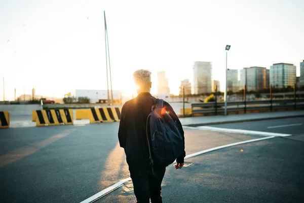 Retrato Jovem Latino Americano Caminhando Sobre Uma Paisagem Urbana — Fotografia de Stock