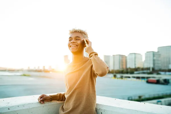 Pemuda Latin Amerika Laki Laki Berbicara Dan Tersenyum Pada Smartphone — Stok Foto