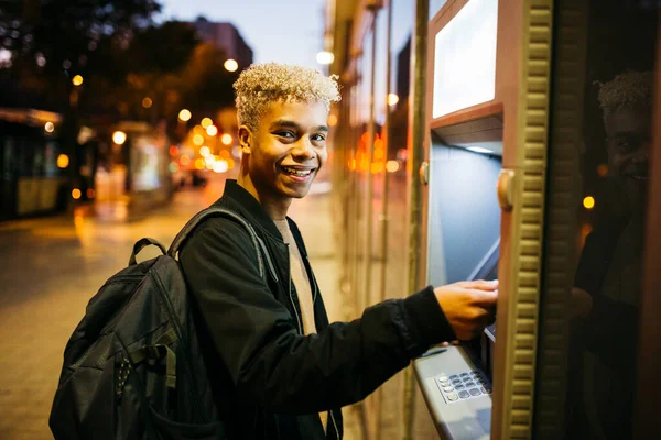 Joven Hombre Latinoamericano Con Una Tarjeta Crédito Azul Cajero Del —  Fotos de Stock