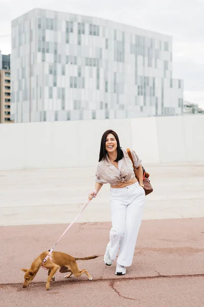 Genç Bir Kadın Köpeğiyle Sokakta Yürüyor — Stok fotoğraf