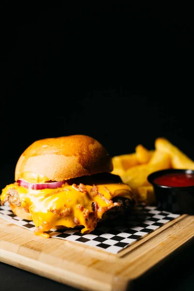 Doble Burger Melted Cheese Topped Bacon Black Background — Foto Stock