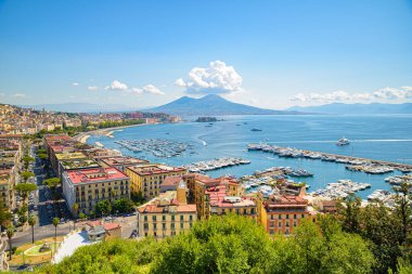 Napoli, İtalya. 31 Ağustos 2021. Arka planda Vezüv Dağı olan Posillipo tepesinden Napoli Körfezi manzarası.