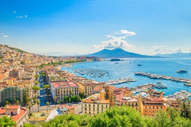 Napoli, İtalya. 31 Ağustos 2021. Arka planda Vezüv Dağı olan Posillipo tepesinden Napoli Körfezi manzarası.