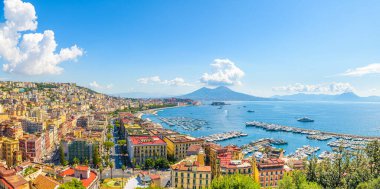 Napoli, İtalya. 31 Ağustos 2021. Arka planda Vezüv Dağı olan Posillipo tepesinden Napoli Körfezi manzarası.