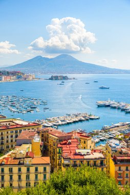 Napoli, İtalya. 31 Ağustos 2021. Arka planda Vezüv Dağı olan Posillipo tepesinden Napoli Körfezi manzarası.