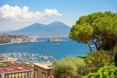 Napoli, İtalya. 31 Ağustos 2021. Arka planda Vezüv Dağı olan Posillipo tepesinden Napoli Körfezi manzarası.
