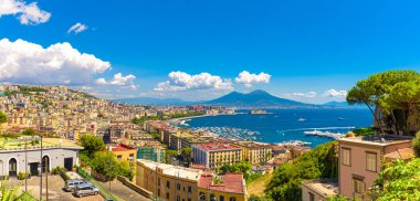 Napoli, İtalya. 31 Ağustos 2021. Arka planda Vezüv Dağı olan Posillipo tepesinden Napoli Körfezi manzarası.