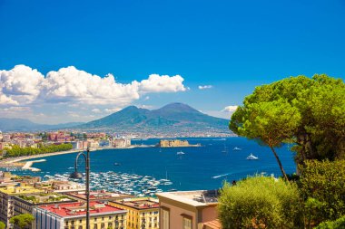 Napoli, İtalya. 31 Ağustos 2021. Arka planda Vezüv Dağı olan Posillipo tepesinden Napoli Körfezi manzarası.