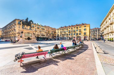 Torino, İtalya. 1 Mart 2021. Mart ayının güneşli bir gününde General Alfonso Ferrero della Marmora 'nın Binicilik Heykeli' nde genç insanların oturduğu Piazza Gianbattista Bodoni..