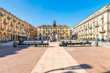 Torino, İtalya. 1 Mart 2021. Mart ayının güneşli bir gününde General Alfonso Ferrero della Marmora 'nın Binicilik Heykeli' nde genç insanların oturduğu Piazza Gianbattista Bodoni..