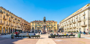Torino, İtalya. 1 Mart 2021. Mart ayının güneşli bir gününde General Alfonso Ferrero della Marmora 'nın Binicilik Heykeli' nde genç insanların oturduğu Piazza Gianbattista Bodoni..