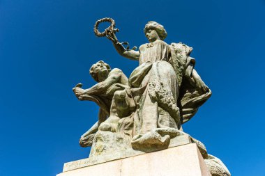 Torino, İtalya, 12 Mayıs 2021. Bronz heykel, antik Umberto I Köprüsü 'nün yakınındaki Corso Moncalieri tarafında bulunan sanatı koruyan Majesteyi temsil ediyor..