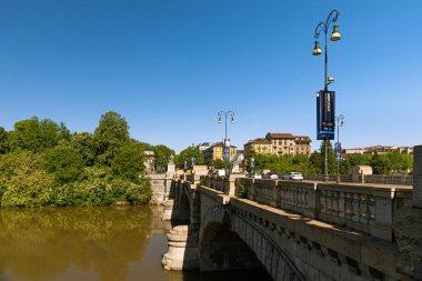 Torino, Italz. 12 Mayıs 2021. Umberto I köprüsü Corso Moncalieri 'den Po nehri üzerinde görüldü..