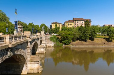 Torino, Italz. 12 Mayıs 2021. Umberto I köprüsü Corso Moncalieri 'den Po nehri üzerinde görüldü..