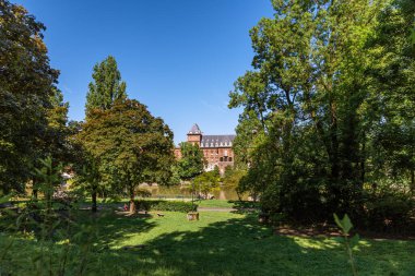 Torino, İtalya. 12 Mayıs 2021. Valentino Şatosu eski bir Savoy konutu ve Torino 'da tarihi bir bina. Valentino Parkı' nda, Po Nehri kıyısında aynı isimde bir bina..