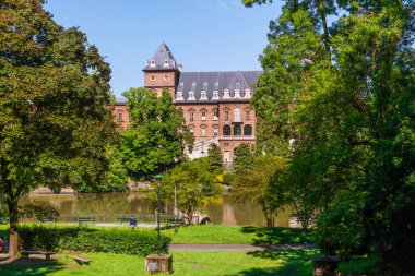 Torino, İtalya. 12 Mayıs 2021. Valentino Şatosu eski bir Savoy konutu ve Torino 'da tarihi bir bina. Valentino Parkı' nda, Po Nehri kıyısında aynı isimde bir bina..