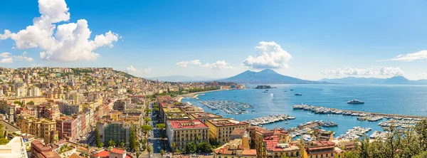Napoli, İtalya. 31 Ağustos 2021. Arka planda Vezüv Dağı olan Posillipo tepesinden Napoli Körfezi manzarası.