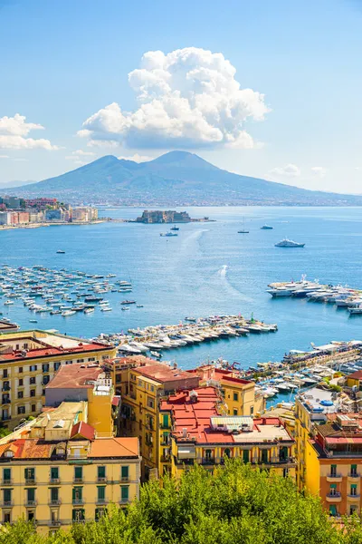 Napoli, İtalya. 31 Ağustos 2021. Arka planda Vezüv Dağı olan Posillipo tepesinden Napoli Körfezi manzarası.