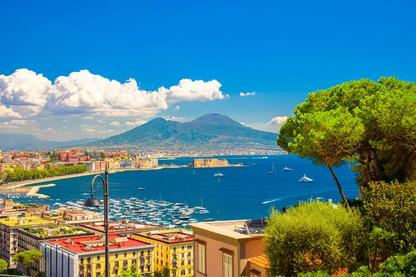 Napoli, İtalya. 31 Ağustos 2021. Arka planda Vezüv Dağı olan Posillipo tepesinden Napoli Körfezi manzarası.