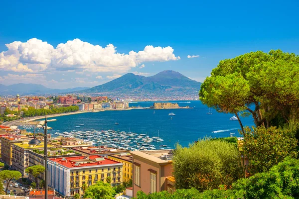 Napoli, İtalya. 31 Ağustos 2021. Arka planda Vezüv Dağı olan Posillipo tepesinden Napoli Körfezi manzarası.