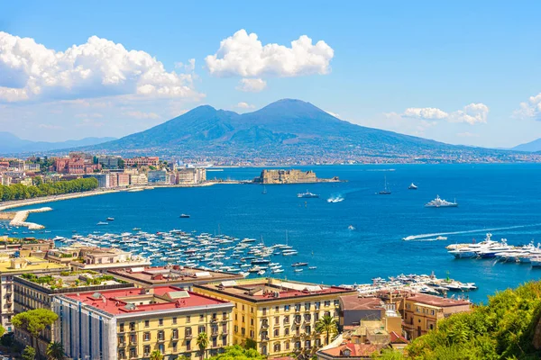Napoli, İtalya. 31 Ağustos 2021. Arka planda Vezüv Dağı olan Posillipo tepesinden Napoli Körfezi manzarası.