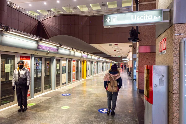 Torino, İtalya. 13 Aralık 2020. İnsanlar Porta Nuova durağında metro trenini bekliyor..