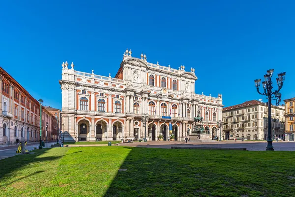 Torino, İtalya. 1 Mart 2021. Ulusal İtalyan Risorgimento Müzesi Piazza Carlo Alberto, Torino 'daki Palazzo Carignano' da bulunmaktadır..