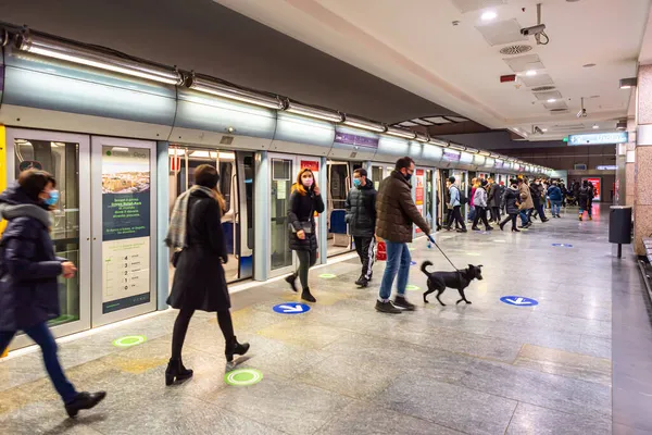 Torino, İtalya. 13 Aralık 2020. İnsanlar Porta Nuova durağında metrodan iniyorlar..