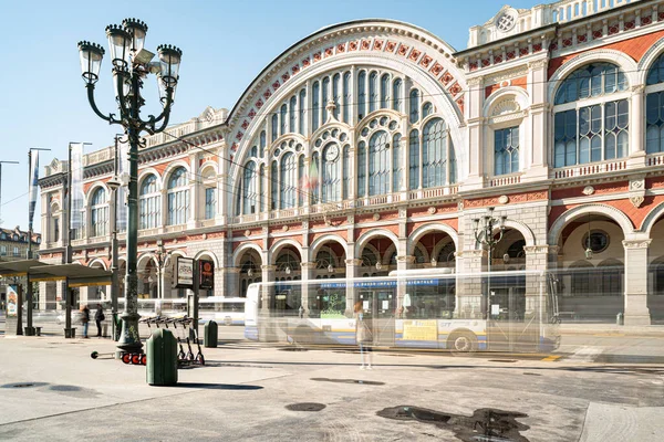 Torino, İtalya, 12 Mayıs 2021. Sabahleyin Porta Nuova Merkez Tren İstasyonu 'nun ön cephesinin uzun pozlu bir görüntüsü olacak..