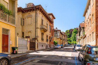 Torino, İtalya. 12 Mayıs 2021. Via Pasquale Stanislao Mancini 'deki tarihi binaların cepheleri.
