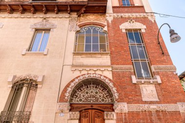 Torino, İtalya. 12 Mayıs 2021. Via Pasquale Stanislao Mancini 'deki tarihi bina cephesi.