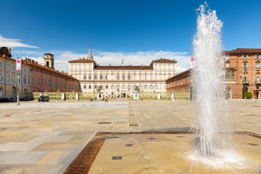 Torino, İtalya. 12 Mayıs 2021. Şehrin tarihi merkezindeki Royal Palace ve Piazza Castello Meydanı 'nın manzarası. Çeşmeli ve etrafta dolaşan insanlar var..