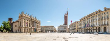 Torino, İtalya. 12 Mayıs 2021. Piazza Castello 'nun panoramik manzarası solda Palazzo Madama, ortada Littoria Kulesi ve sağda Bölge Hükümeti' nin yapı koltuğu..