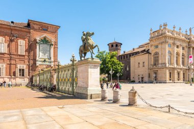 Torino, İtalya. 12 Mayıs 2021. Piazza Castello 'daki Kraliyet Sarayı' nın girişindeki binicilik heykellerinden birinin görüntüsü..
