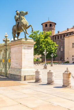 Torino, İtalya. 12 Mayıs 2021. Piazza Castello 'daki Kraliyet Sarayı' nın girişindeki binicilik heykellerinden birinin görüntüsü..