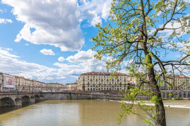 Torino, İtalya. 12 Mayıs 2021. Vittorio Emanuele Köprüsü ve Corso Casale 'den Lungo Po Luigi Cadorna' nın tarihi binaları.