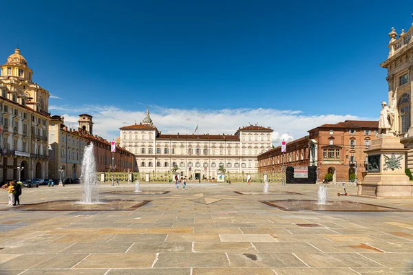 Torino, İtalya. 12 Mayıs 2021. Şehrin tarihi merkezindeki Royal Palace ve Piazza Castello Meydanı 'nın manzarası..