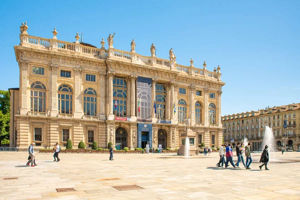 Torino, İtalya. 12 Mayıs 2021. Piazza Castello 'nun Antik Sanat Müzesi' nin bulunduğu binanın dış görünüşü. Meydanda yürüyen insanlar var..