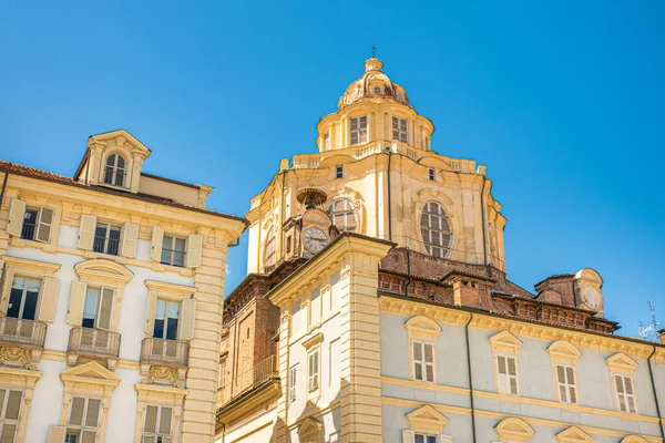 Torino, İtalya. 12 Mayıs 2021. Piazza Castello 'daki San Lorenzo Kraliyet Kilisesi cephesinin ayrıntıları..