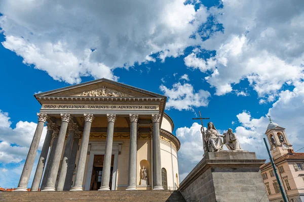 意大利都灵 2021年5月12日 在深蓝色多云的天空中俯瞰着上帝伟大的母亲教堂的殖民地 — 图库照片