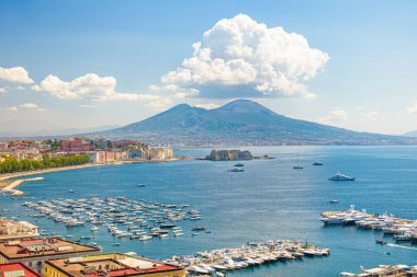 Napoli, İtalya. 31 Ağustos 2021. Arka planda Vezüv Dağı olan Posillipo tepesinden Napoli Körfezi manzarası.