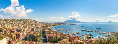 Napoli, İtalya. 31 Ağustos 2021. Arka planda Vezüv Dağı olan Posillipo tepesinden Napoli Körfezi manzarası.