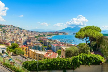 Napoli, İtalya. 31 Ağustos 2021. Arka planda Vezüv Dağı olan Posillipo tepesinden Napoli Körfezi manzarası.
