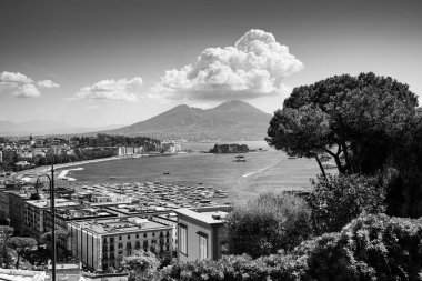 Napoli, İtalya. 31 Ağustos 2021. Arka planda Vezüv Dağı olan Posillipo tepesinden Napoli Körfezi manzarası.