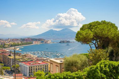 Napoli, İtalya. 31 Ağustos 2021. Arka planda Vezüv Dağı olan Posillipo tepesinden Napoli Körfezi manzarası.