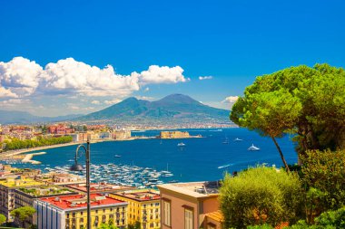 Napoli, İtalya. 31 Ağustos 2021. Arka planda Vezüv Dağı olan Posillipo tepesinden Napoli Körfezi manzarası.