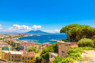 Napoli, İtalya. 31 Ağustos 2021. Arka planda Vezüv Dağı olan Posillipo tepesinden Napoli Körfezi manzarası.